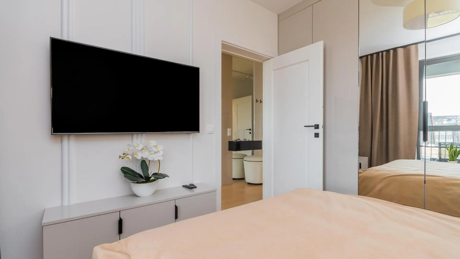 Grand Apartments - Doki Living & Foodhall Gdańsk Polska